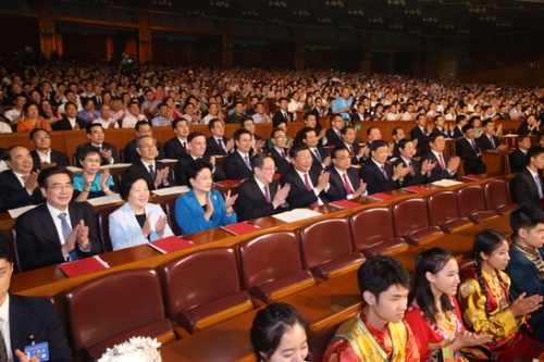 8月18日晚，第五屆全國(guó)少數(shù)民族文藝會(huì)演開幕式文藝晚會(huì)在北京人民大會(huì)堂隆重舉行，習(xí)近平、李克強(qiáng)、俞正聲、劉云山等黨和國(guó)家領(lǐng)導(dǎo)人出席觀看。姚大偉