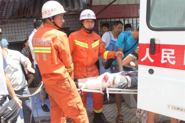 傷者倍送上急救車。消防供圖