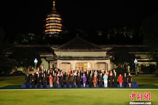 9月4日，國家主席習近平和夫人彭麗媛在杭州西子賓館舉行宴會，歡迎出席二十國集團領導人杭州峰會的外方代表團團長及所有嘉賓。圖為習近平和彭麗媛同外方代表團團長及其配偶在室外草坪合影留念。 <a target='_blank' href='http://www.chinanews.com/'>中新社</a>記者 盛佳鵬 攝