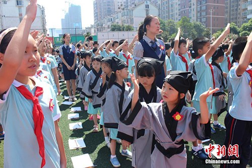 　　8月29日，長沙市岳麓區(qū)一小學(xué)舉行開學(xué)典禮，一年級新生們身著漢服，在老師的帶領(lǐng)和高年級同學(xué)的幫助下完成了“開筆禮”。校方希望以此方式教育學(xué)生從小要立志、做好人，學(xué)會感恩老師，勇于表達(dá)。劉著之 攝