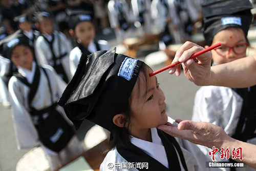 　　8月31日百余小學(xué)新生在南京夫子廟大成殿前“開筆破蒙”，通過向孔子像行禮、誦讀《論語》、學(xué)寫“人”字、朱砂開智、聆聽師長寄語等，宣告正式成為一名學(xué)生。