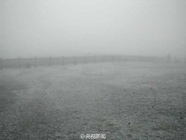 10月3日中午，長白山下起了今年入秋以來的第一場雪，預計今天下午還可能有一個降雪過程。 @央視新聞 圖