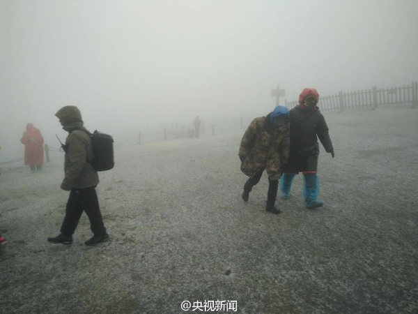 長白山下起今年入秋以來第一場雪，目前景區(qū)主峰臨時關(guān)閉