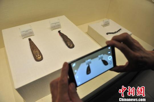 圖為展出的帶鉤　劉冉陽(yáng)　攝