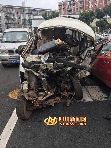 裸體小伙凌晨搶車(chē)飛馳 撞翻面包車(chē)致2人重傷(圖)