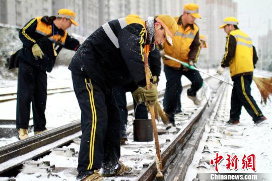 為確保隴海線客運安全暢通西安西站全力進行鐵軌防凍除雪工作。　鐘翰林　攝