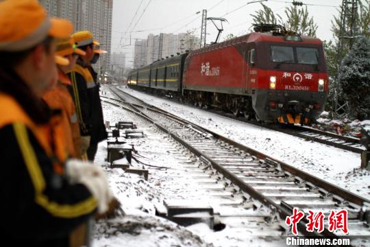 為確保隴海線客運安全暢通西安西站全力進行鐵軌防凍除雪工作?！＄姾擦帧z