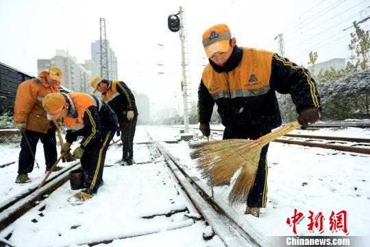 為確保隴海線客運安全暢通西安西站全力進行鐵軌防凍除雪工作。　鐘翰林　攝