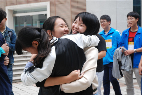  10月16日，湖北大學“迷馬”挑戰(zhàn)后，挑戰(zhàn)者高興地抱在一起，友情在“迷馬”挑戰(zhàn)現(xiàn)場綻放。章雪妮／攝