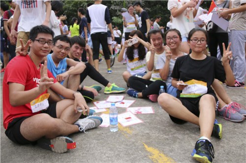  10月23日，福建師范大學，“迷馬”選手挑戰(zhàn)后在休息處合影留念，他們臉上露出挑戰(zhàn)成功的喜悅。蘇澤汗／攝