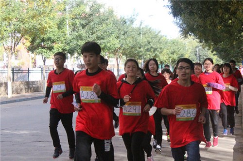  10月23日，河北民族師范學院，學院PK“迷馬”挑戰(zhàn)中，身著院服的同學們，隊形緊湊，每個人都努力奔跑。 李辰陽／攝