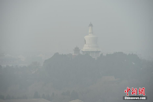 12月20日，北京大霧、霾預(yù)警雙發(fā)，局地能見(jiàn)度不足50米，整個(gè)京城仿佛置身于“仙境”，分不清霧和霾。<a target='_blank' href='http://www.chinanews.com/' >中新網(wǎng)</a>記者 金碩 攝