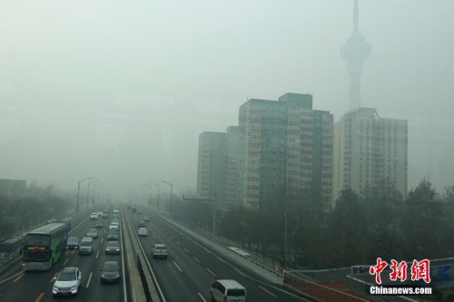 12月20日，北京西三環(huán)籠罩在霧霾中，因單雙號限行路上車輛明顯減少。<a target='_blank' href='http://www.chinanews.com/'>中新社</a>記者 盛佳鵬 攝