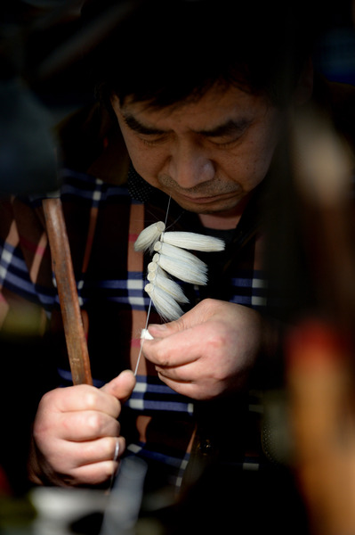 一位師傅在進(jìn)行捆頭工序的制作。