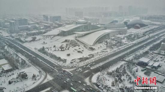 2月21日，呼和浩特降下大雪，交通受阻，市內(nèi)快速路全線封閉，當(dāng)?shù)貧庀蟛块T發(fā)布暴雪黃色預(yù)警與道路結(jié)冰黃色預(yù)警信號。徐小鋼 攝