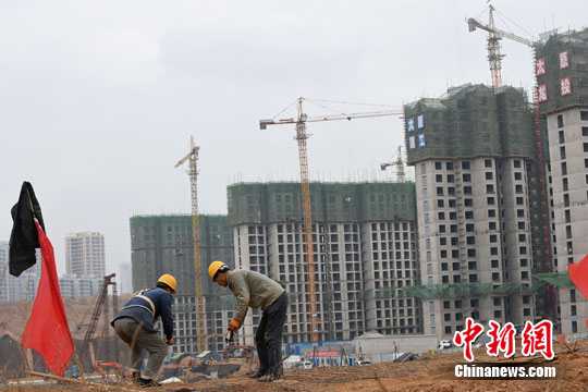 資料圖 民工在一建筑工地作業(yè)。<a target='_blank' href='http://www.chinanews.com/'>中新社</a>記者 武俊杰 攝