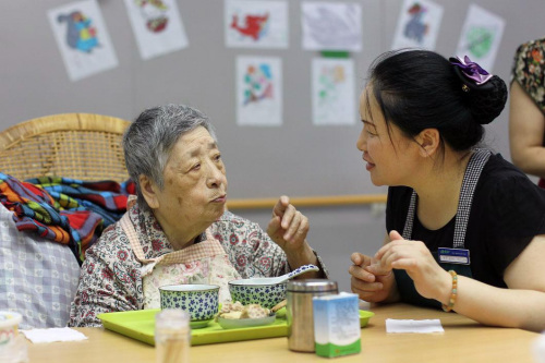 虹口區(qū)首個“長者照護(hù)之家”，午餐三菜一湯，營養(yǎng)軟糯適合老人口味。