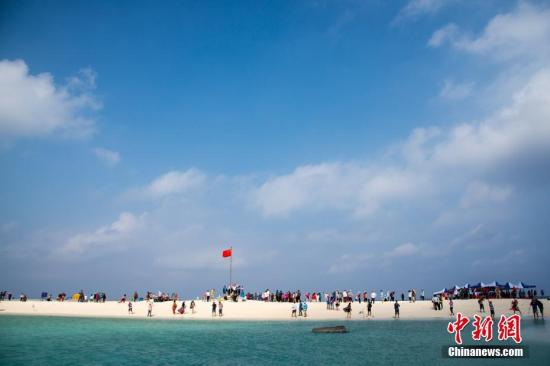 近日，<a target='_blank' href='http://www.chinanews.com/'>中新社</a>記者隨新投入西沙生態(tài)旅游航線運(yùn)營的“長樂公主”游輪，進(jìn)入西沙群島永樂環(huán)礁，探訪風(fēng)景如畫的西沙海域。圖為全富島風(fēng)光。<a target='_blank' href='http://www.chinanews.com/'>中新社</a>記者 洪堅(jiān)鵬 攝