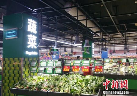 資料圖。超市中的蔬菜區(qū)。<a target='_blank' href='http://www.chinanews.com/' >中新網(wǎng)</a>記者 李金磊 攝