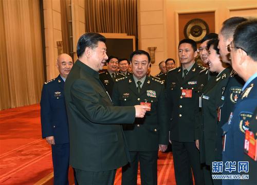 3月12日，中共中央總書記、國家主席、中央軍委主席習近平出席十二屆全國人大五次會議解放軍代表團全體會議并發(fā)表重要講話。這是會議結(jié)束時，習近平親切接見來自基層部隊的部分軍隊人大代表。新華社記者 李剛 攝