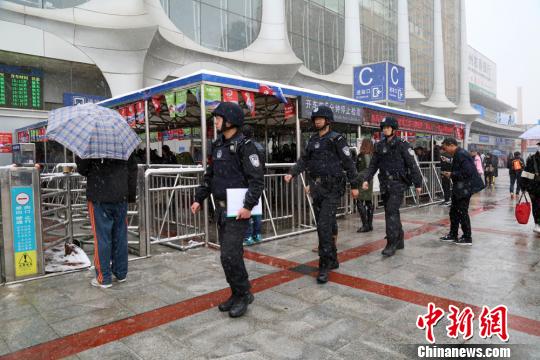 甘肅多地春日迎大雪鐵路部門多措保暢應(yīng)對(duì)激增客流