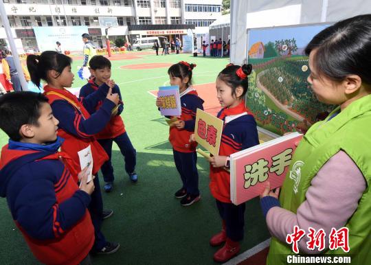 小學生在兒童食品安全移動體驗營中通過互動游戲，學會如何更健康的膳食。　記者劉可耕 攝