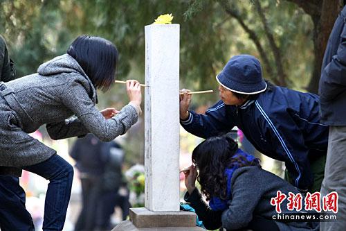 圖為眾多民眾來到陵園為親人祭掃。<a target='_blank' href='http://www.chinanews.com/'>中新社</a>發(fā) 富田 攝