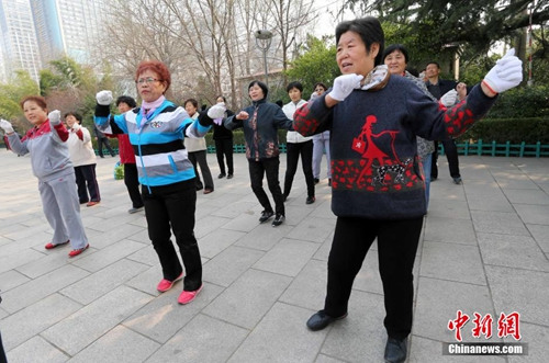 對高齡退休人員、艱苦邊遠地區(qū)企業(yè)退休人員，可適當提高調(diào)整水平。(資料圖)<a target='_blank' href='http://www.chinanews.com/'>中新社</a>發(fā) 張馳 攝