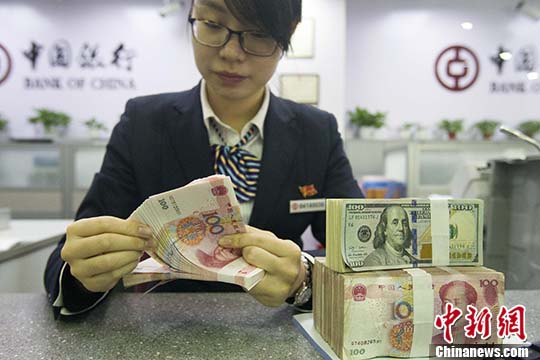 資料圖：山西太原，銀行工作人員正在清點(diǎn)貨幣。 <a target='_blank' href='http://www.chinanews.com/'>中新社</a>記者 張?jiān)?攝