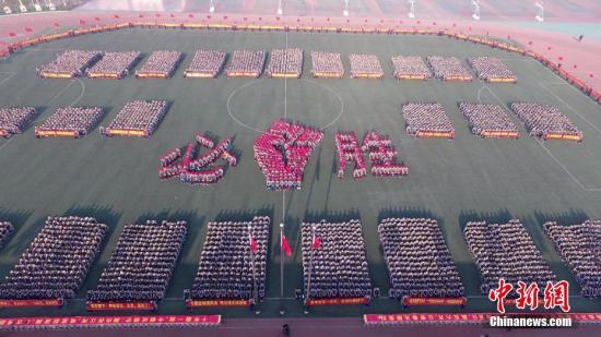 資料圖：2月27日，河北衡水二中舉行了“燃青春，磨利劍，戰(zhàn)百天，奪桂冠”高考百日誓師大會(huì)。衡水二中 供圖