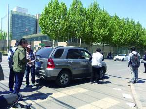 美國駐華大使館門口的越野車上安置著復(fù)印機。