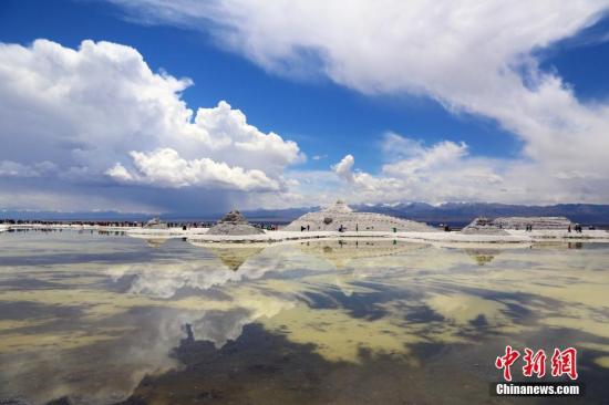 4月29日，素有中國“天空之鏡”之稱的青海茶卡鹽湖開園納客。茶卡鹽湖位于青海省海西蒙古族藏族自治州烏蘭縣茶卡鎮(zhèn)附近，湖面海拔3100米，呈橢圓形，總面積105平方公里，因其旅游資源稟賦可與玻利維亞烏尤尼鹽沼相媲美，享有中國“天空之鏡”之美稱。 羅云鵬 攝