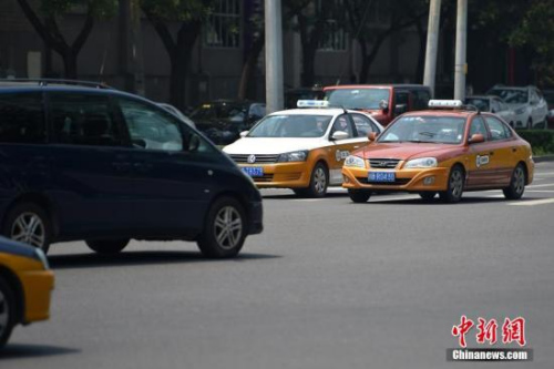 資料圖：行駛在路上的傳統(tǒng)出租車。<a target='_blank' href='http://www.chinanews.com/' >中新網(wǎng)</a>記者 金碩 攝