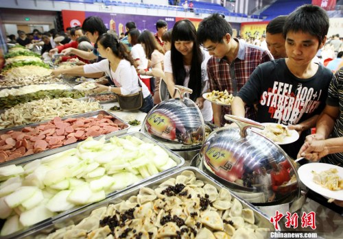 資料圖：多位市民正在排隊選擇麻辣燙菜品。<a target='_blank' href='http://www.chinanews.com/'>中新社</a>發(fā) 李一芳 攝