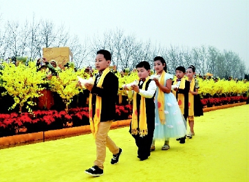     ▲來自大陸和臺灣、香港、澳門地區(qū)及美國的小朋友放飛和平鴿。