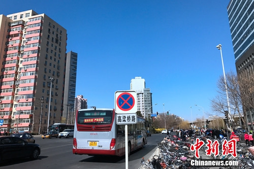 北京西直門(mén)大街附近的公交車(chē)站。<a target='_blank' href='http://www.chinanews.com/' >中新網(wǎng)</a> 種卿 攝