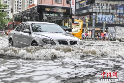 資料圖：5月24日，廣州江燕路，市民“踏浪”出行。<a target='_blank' href='http://www.chinanews.com/'>中新社</a>記者 陳驥旻 攝