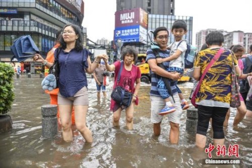 資料圖：5月24日，廣州江燕路，市民“踏浪”出行。<a target='_blank' href='http://www.chinanews.com/'>中新社</a>記者 陳驥旻 攝