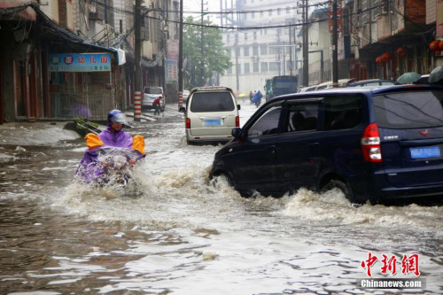  資料圖：5月14日夜間至15日清晨，廣西遭暴雨侵襲，柳州市部分路段內(nèi)澇嚴(yán)重。朱柳融 攝