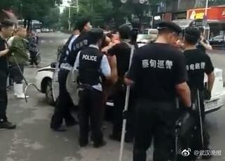 武漢街頭一男子赤身裸體當(dāng)街捅路人 致1死3傷