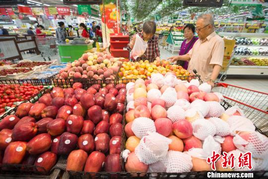 山西太原，民眾在超市選購水果?！?jiān)?攝