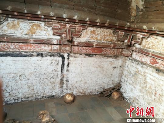     八角古墓內(nèi)部磚雕彩繪。長治市郊區(qū)文物旅游局供圖