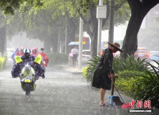 6月16日，廣西柳州市遭暴雨侵襲，一名清潔工在雨中掃地。據(jù)氣象部門發(fā)布信息稱，16日7時前24小時，廣西共計出現(xiàn)75站大暴雨、403站暴雨、562站大雨，強降雨天氣“唱主角”。日前，廣西氣象部門已啟動重大氣象災(zāi)害(暴雨)Ⅲ級應(yīng)急響應(yīng)。 <a target='_blank' href='http://www.chinanews.com/'>中新社</a>記者 朱柳融 攝