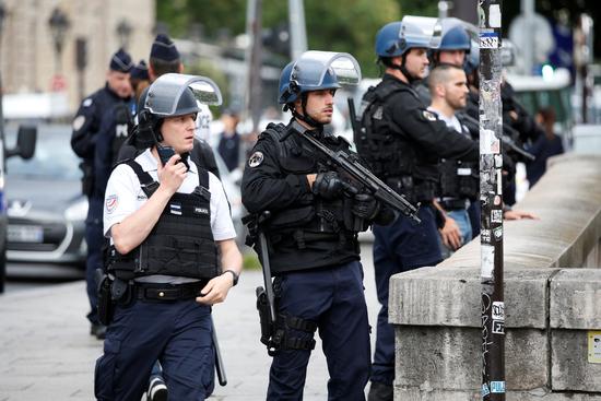 6月6日，在法國巴黎，警察在巴黎圣母院附近警戒。（新華社/路透）