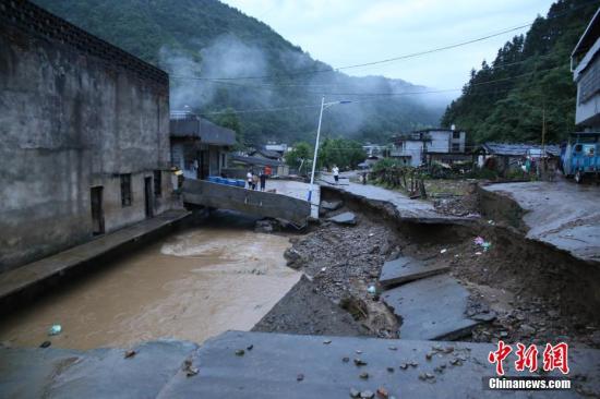 6月23日以來，特大暴雨造成江西省修水縣全縣36個鄉(xiāng)鎮(zhèn)受災(zāi)，多個鄉(xiāng)鎮(zhèn)山洪爆發(fā)、山體塌方。黃一魏 攝