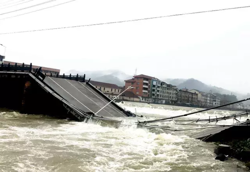 錢塘江流域暴發(fā)建國后第二大洪水 百年古橋被沖毀