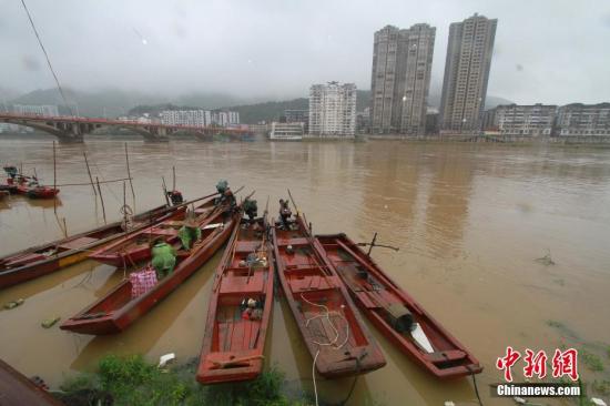 資料圖：福建順昌閩江上游富屯溪漁民正在整理船只。<a target='_blank' href='http://www.chinanews.com/'>中新社</a>記者 陳柏材 攝