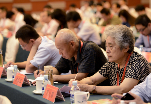 中國國民黨革命委員會北京市第十三次代表大會閉幕會上，黨員認(rèn)真聽會。26