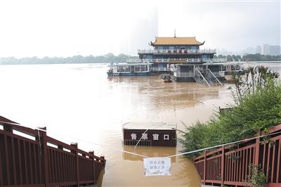 7月2日，長(zhǎng)沙湘江西側(cè)碼頭上，售票處被河水漫過。