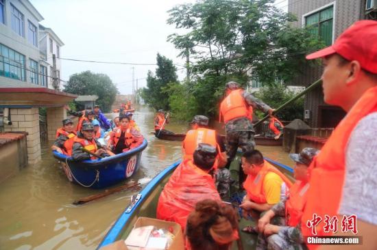 6月26日，受持續(xù)暴雨影響，浙江蘭溪汛情嚴(yán)重，浙江省紹興軍分區(qū)迅速集結(jié)越城區(qū)柯橋區(qū)諸暨市應(yīng)急分隊(duì)，跨區(qū)救援蘭溪。<a target='_blank' href='http://www.chinanews.com/'>中新社</a>發(fā) 夏先龍 攝